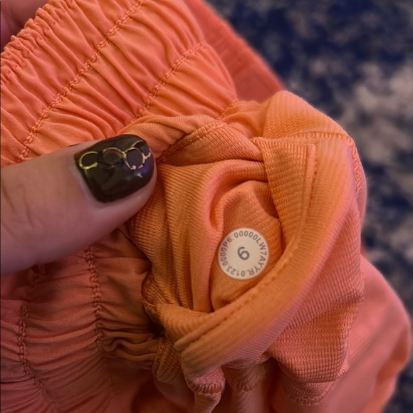 LULULEMON HOTTY HOT SHORTS - Picture 3 of 3